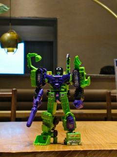 终于合体啦！和朋友出来饭都不顾着吃了，直接合体！
集齐布鲁可