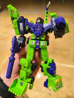 终于合体啦！和朋友出来饭都不顾着吃了，直接合体！
集齐布鲁可