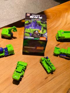 终于合体啦！和朋友出来饭都不顾着吃了，直接合体！
集齐布鲁可