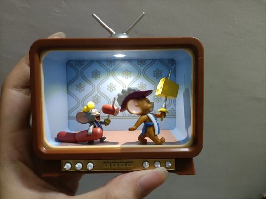 两个火枪鼠太可爱了!杰瑞和泰菲胜利归来😌背景也很复古，还可以亮灯的小电视属于是沉浸式回忆剧情了