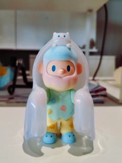 这个幽灵披风的半透明感、褶皱纹理、微闪珠光绝美，单独摆放(也