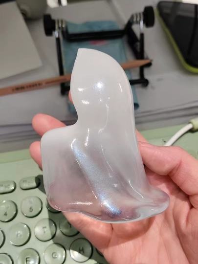 这个幽灵披风的半透明感、褶皱纹理、微闪珠光绝美，单独摆放(也能立住)都像一个完整的摆件，爱了~这个系列抽了两只，都很精美，也非常可爱，不李姐为什么掉价那么严重😨