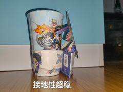 喝瑞幸联动改造了纸杯,可能手有点残所以只能改造成这个样子,磁