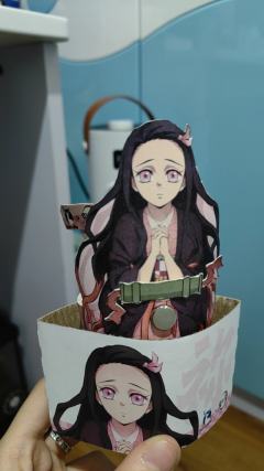 喝瑞幸联动改造了纸杯,可能手有点残所以只能改造成这个样子,磁