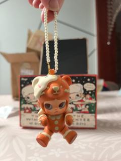 打开真的惊艳到我了，珠光的质感太高级了，姜饼小熊也特别好看，