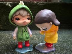 弟弟发现哥哥和妹妹穿的黄雨衣…瞬间感觉被孤立了，哭唧唧…最后