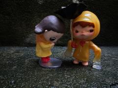 弟弟发现哥哥和妹妹穿的黄雨衣…瞬间感觉被孤立了，哭唧唧…最后