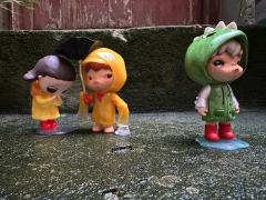 弟弟发现哥哥和妹妹穿的黄雨衣…瞬间感觉被孤立了，哭唧唧…最后