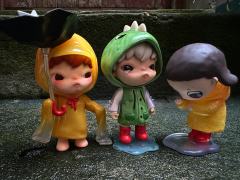 弟弟发现哥哥和妹妹穿的黄雨衣…瞬间感觉被孤立了，哭唧唧…最后