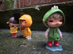 弟弟发现哥哥和妹妹穿的黄雨衣…瞬间感觉被孤立了，哭唧唧…最后