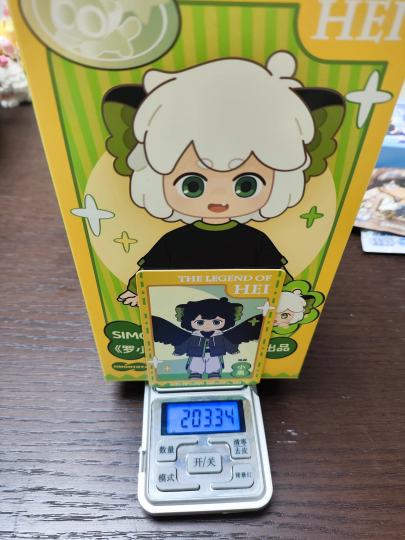 隐藏款顶替普款小黑，重量203.34g，看见有老师的在201g，隐藏款重量应该在200+，除隐藏外，无限189g是最重的，重量到200g可以直接拿下，上手感觉比其他几个都重，没有称可以直接拿左下角无限