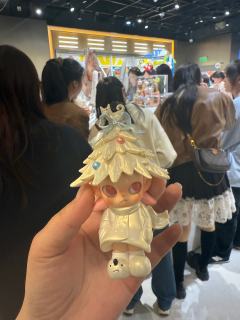 嘎子姐前好多人在摇一颗小杉树，摇了一个就中了。给姐妹们分享一