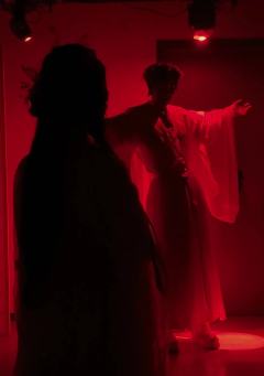 以金粉敷面，以恶毒饲魂。
爱是什么？
爱是训化，是占有，是生