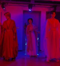 以金粉敷面，以恶毒饲魂。
爱是什么？
爱是训化，是占有，是生