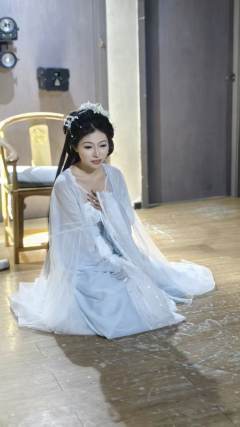 以金粉敷面，以恶毒饲魂。
爱是什么？
爱是训化，是占有，是生