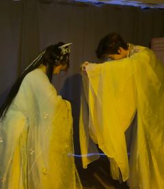 以金粉敷面，以恶毒饲魂。
爱是什么？
爱是训化，是占有，是生