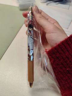 同学让我把这两支笔卖给他。我用过是二手的，不过笔是好的，上面