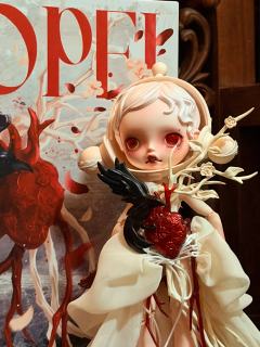 巨好看，我可能运气好收到的郭培做工很好，妆面裙子乌鸦装饰都很