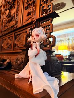 巨好看，我可能运气好收到的郭培做工很好，妆面裙子乌鸦装饰都很