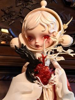 巨好看，我可能运气好收到的郭培做工很好，妆面裙子乌鸦装饰都很