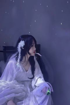 《草芥》
无涯初试裂胡霜，十四从戎入大荒。
未灭天骄何顾返，