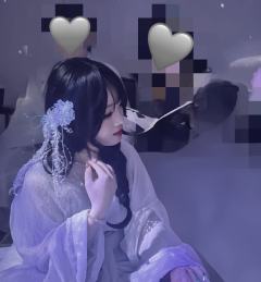 《草芥》
无涯初试裂胡霜，十四从戎入大荒。
未灭天骄何顾返，