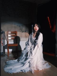 《草芥》
无涯初试裂胡霜，十四从戎入大荒。
未灭天骄何顾返，