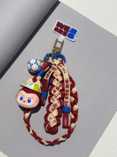 把世界杯联名的这个长手机绳
编成短绳了
心灵手巧啊