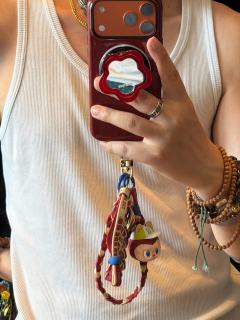 把世界杯联名的这个长手机绳
编成短绳了
心灵手巧啊