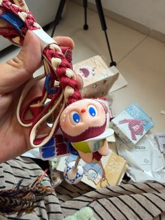 把世界杯联名的这个长手机绳
编成短绳了
心灵手巧啊