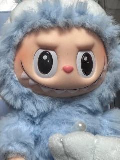 新加坡限定Labubu鱼尾狮太绝了！✨
蓝金渐变鱼尾+珍珠胸