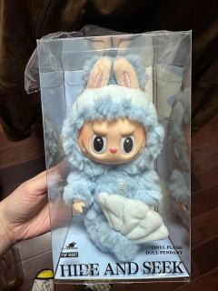 新加坡限定Labubu鱼尾狮太绝了！✨
蓝金渐变鱼尾+珍珠胸