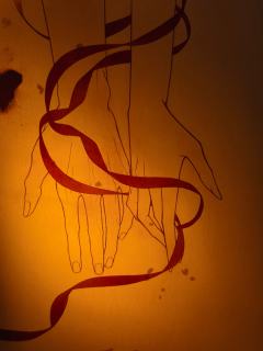 “爱是清醒者的梦游，
是坠落时的翅膀。
爱是现实与梦境交界的