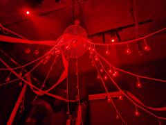 “永远不要低估，一个在爱与勇气里长大的小孩，可以有多么勇敢。