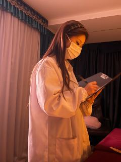 “这个世界好奇怪，把想活着的人往死里逼，又劝想死的人好好活着