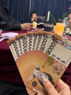 “这个世界好奇怪，把想活着的人往死里逼，又劝想死的人好好活着