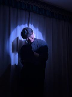 “这个世界好奇怪，把想活着的人往死里逼，又劝想死的人好好活着