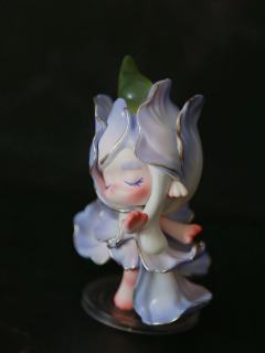 自带春日柔光滤镜，每一片鸢尾花瓣的渐变晕染、每一道鎏金描边，