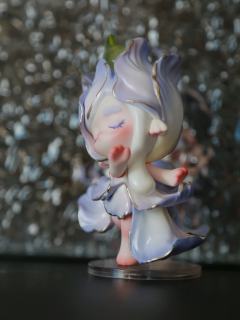 自带春日柔光滤镜，每一片鸢尾花瓣的渐变晕染、每一道鎏金描边，