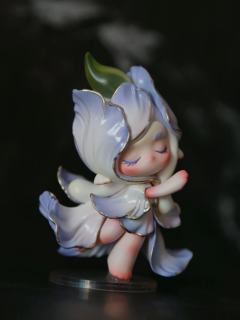 自带春日柔光滤镜，每一片鸢尾花瓣的渐变晕染、每一道鎏金描边，