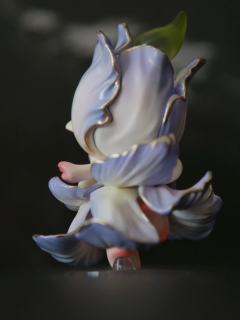自带春日柔光滤镜，每一片鸢尾花瓣的渐变晕染、每一道鎏金描边，