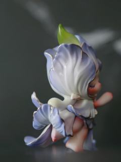 自带春日柔光滤镜，每一片鸢尾花瓣的渐变晕染、每一道鎏金描边，