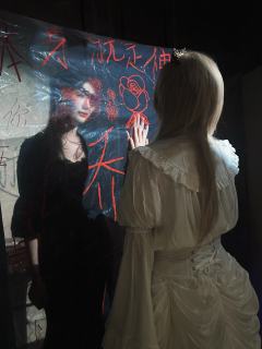 「神使的爱如雨落荒原，不择其地。」
	
——欢迎来到玫瑰之城