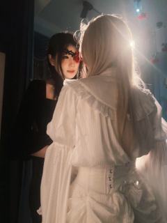 「神使的爱如雨落荒原，不择其地。」
	
——欢迎来到玫瑰之城