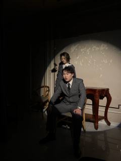 「神使的爱如雨落荒原，不择其地。」
	
——欢迎来到玫瑰之城