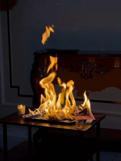 「神使的爱如雨落荒原，不择其地。」
	
——欢迎来到玫瑰之城