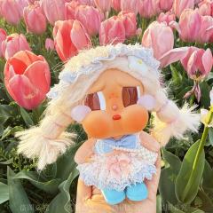 头上的蝴蝶结都是碎花的！裙子的碎花和蕾丝领口细节满分，珍珠项