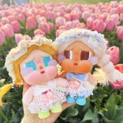 头上的蝴蝶结都是碎花的！裙子的碎花和蕾丝领口细节满分，珍珠项