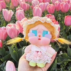 头上的蝴蝶结都是碎花的！裙子的碎花和蕾丝领口细节满分，珍珠项