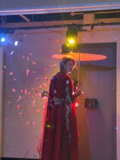 ✨烟花易冷，一如凡人的痴妄终究要散作尘埃。
——而神祇垂目，